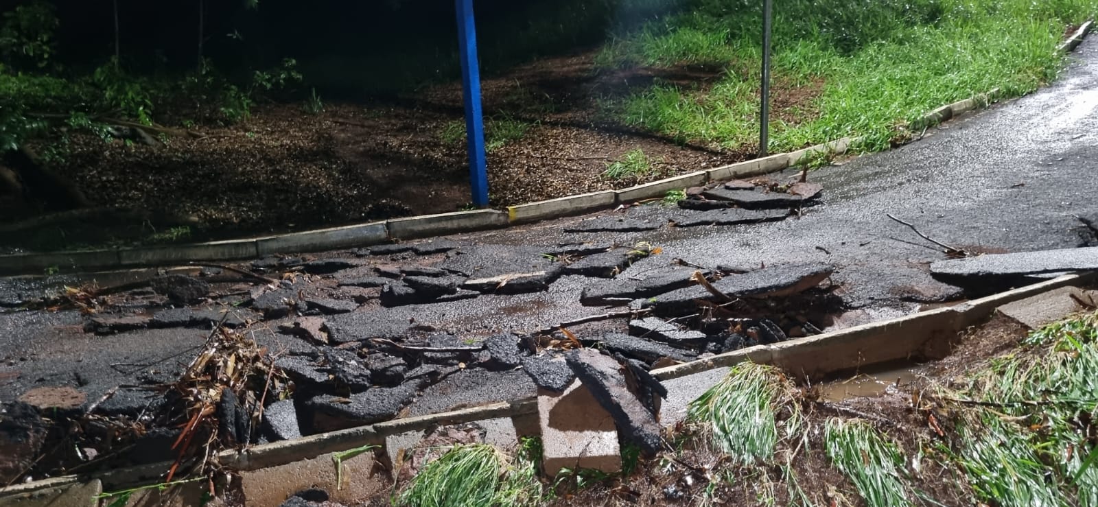 Chuva causa estragos no asfalto do Botânico em Araraquara